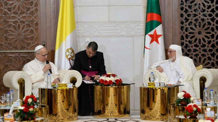 Papa Leão XIV e o reitor Mohamed Mamoun Al Qasimi